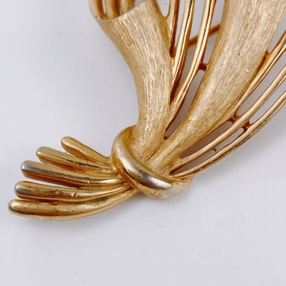 Vintage Signed Trifari Mid Century Brooch Leaf Openwork 1950s Gold Tone - Picture 4 of 9